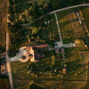 an overhead view of a house with a yard at Viesu nams Kāpsargi in Ventspils