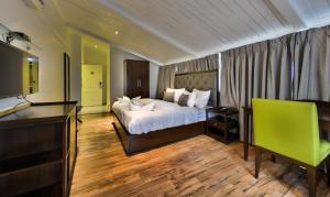 Postel nebo postele na pokoji v ubytování HOTEL METROPOLIS SRINAGAR