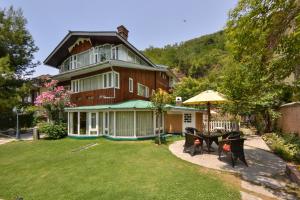 una grande casa con tavolo e sedie nel cortile di HOTEL METROPOLIS SRINAGAR a Srinagar