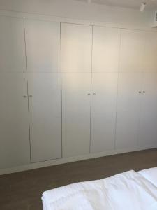 A bed or beds in a room at Duna Beach - Infinity Pool