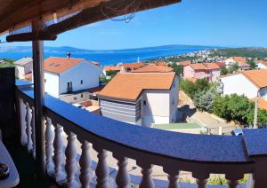 una vista desde el balcón de una casa en Apartmani Sabira en Novi Vinodolski