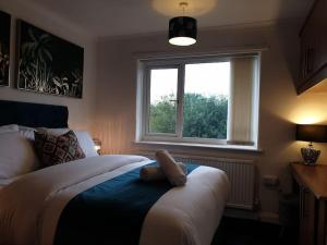 Llit o llits en una habitació de Cheerful 3 bedroom house with spacious garden