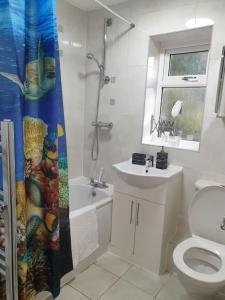 Bathroom sa Cheerful 3 bedroom house with spacious garden