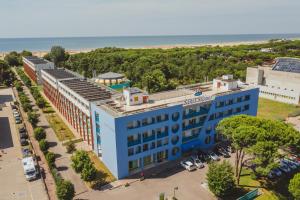 Vue de tête d'un bâtiment avec l'océan en arrière-plan dans l'établissement Hotel Santo Stefano, à Bibione