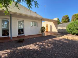 uma casa com uma entrada em frente em Villa Victoria em Sa Caleta