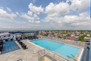 - une vue sur la piscine au-dessus d'un bâtiment dans l'établissement Mourya Hotel, à Siddharthanagar