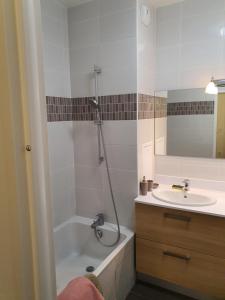 a bathroom with a tub and a sink and a shower at Entier beau 3pièces avec terrasse de 60m2 pour 7personnes in Châtenay-Malabry +15 photos