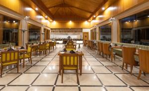 Punarnava Resort & Spa 레스토랑 또는 맛집