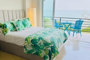 Cama o camas de una habitación en Amazing Sea Views & Front of the Beach