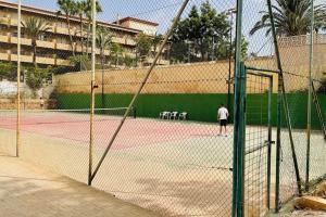 Instalaciones para jugar a tenis o squash en Amazing Sea Views & Front of the Beach o alrededores