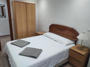 ein Schlafzimmer mit einem Bett mit zwei Handtüchern darauf in der Unterkunft Major del Pla 25 in Elche