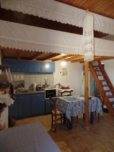 A kitchen or kitchenette at EVELYN'S COUNTRY HOUSE