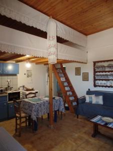 A kitchen or kitchenette at EVELYN'S COUNTRY HOUSE