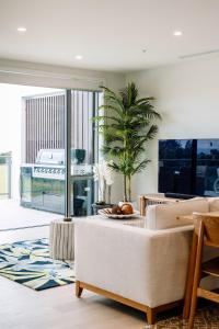 sala de estar con sofá y mesa en Oceanview Retreat en Nelson