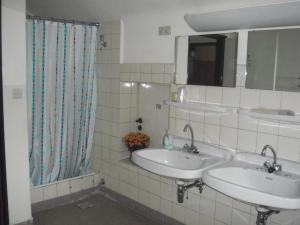 Kylpyhuone majoituspaikassa Pension Ackermann