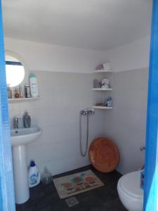 A bathroom at EVELYN'S COUNTRY HOUSE