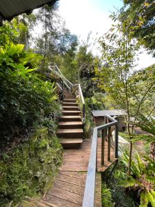 Un escalier en bois mène à une maison. dans l'établissement Fuyam tourist home, à Hualing