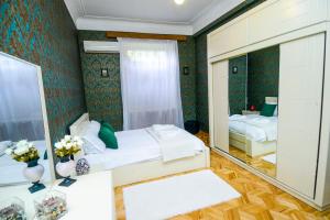 En eller flere senger på et rom på Check Inn Tbilisi