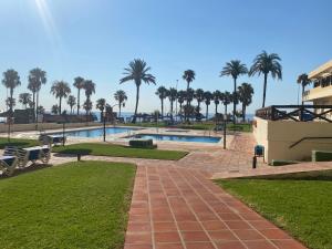 Bazén v ubytování Apartamento Benalmadena playa nebo v jeho okolí