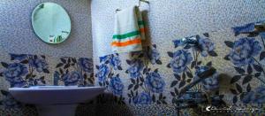 W łazience znajduje się umywalka, lustro i toaleta. w obiekcie Marari Felix Beach Homestay w mieście Mararikulam