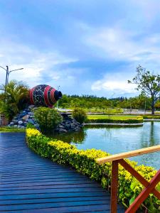 een vijver in een park met een waterkanon bij Reef Guest House in Male City