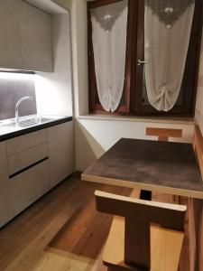 eine kleine Küche mit einer Spüle und einer Arbeitsplatte in der Unterkunft Agritur Leita in Tuenno