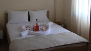 Postel nebo postele na pokoji v ubytování Xanthiotis Apartments