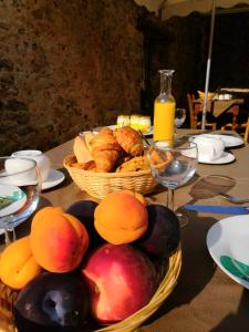 una mesa con dos cestas de fruta y pan en La Secrète en Vogüé