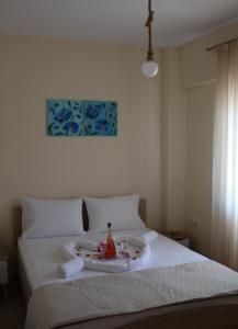 Postel nebo postele na pokoji v ubytování Xanthiotis Apartments