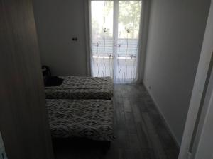 - un couloir avec 2 lits dans une chambre avec fenêtre dans l'établissement T3 idéalement situé a Toulon, à Toulon