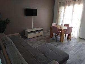 un salon avec un canapé et une table dans l'établissement T3 idéalement situé a Toulon, à Toulon