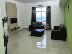 ein Wohnzimmer mit schwarzen Möbeln und einem Fenster in der Unterkunft Homestay SA De' Viana Apartment in Kota Bharu
