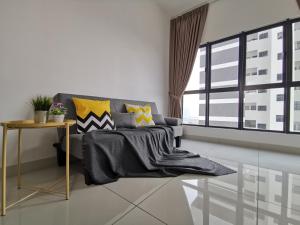 1 Traders Garden 1BR Pool View with HiSpeed Internet Netflix的休息区