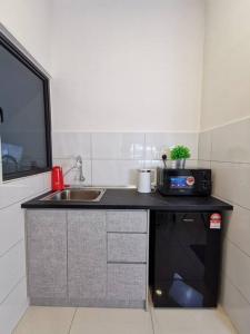 1 Traders Garden 1BR Pool View with HiSpeed Internet Netflix的厨房或小厨房