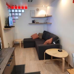 un soggiorno con divano e tavolo di Apartament Robotnicza a Sanok