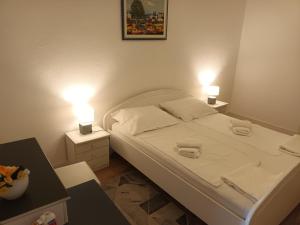 Łóżko lub łóżka w pokoju w obiekcie Apartments Verica