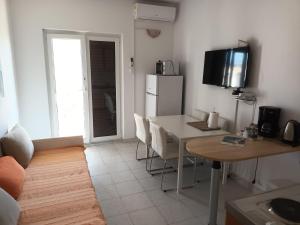 TV a/nebo společenská místnost v ubytování Apartments Verica