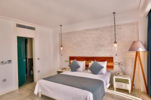 Postel nebo postele na pokoji v ubytování Arnna Hotel