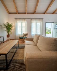 ein Wohnzimmer mit einem Sofa und einem Tisch in der Unterkunft Apartamento para pareja, Finca Contrabando. Sanlucar del Guadiana in Sanlúcar de Guadiana