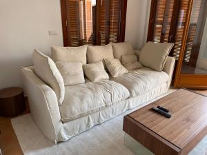 A seating area at Villa para disfrutar en el Valle Golf Resort