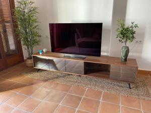 A television and/or entertainment centre at Villa para disfrutar en el Valle Golf Resort