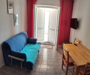 Televízia a/alebo spoločenská miestnosť v ubytovaní Apartmani Sabira