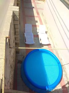 ein blauer Frisbee neben zwei weißen Stühlen in der Unterkunft Caspian Star in Sumqayıt