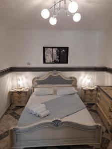 una camera da letto con un grande letto con due comodini di Villa Markos a Perissa