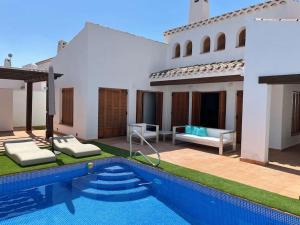 The swimming pool at or close to Villa para disfrutar en el Valle Golf Resort