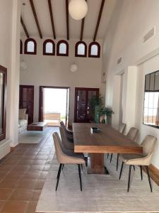 A seating area at Villa para disfrutar en el Valle Golf Resort