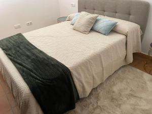 A bed or beds in a room at Villa para disfrutar en el Valle Golf Resort