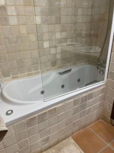 A bathroom at Villa para disfrutar en el Valle Golf Resort
