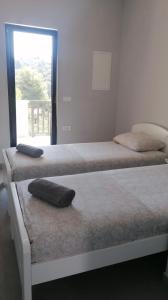 zwei nebeneinander stehende Betten in einem Schlafzimmer in der Unterkunft Villa Janja in Komarna