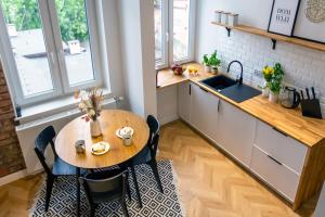eine Küche mit einem Holztisch und einem Waschbecken in der Unterkunft Hillside7 Micro-Loft in Bielsko-Biała
